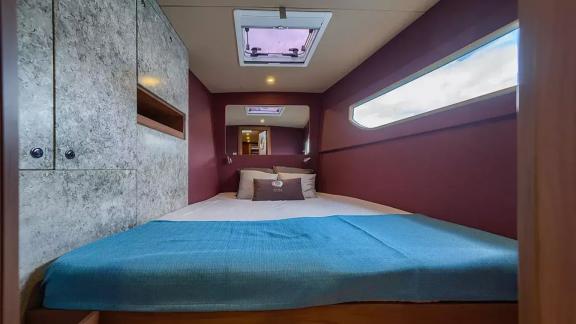 Geniş pencere, tavan havalandırması ve dolap alanlarıyla Luna 49 Blue kabini ferah ve işlevsel bir konaklama sunar.