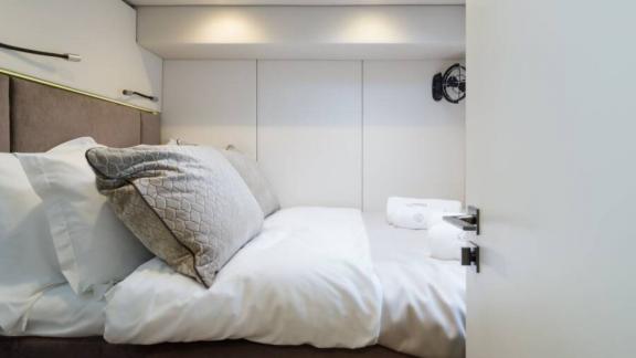 В компактной каюте катамарана Sunreef 50 уютная кровать и лаконичный современный интерьер.