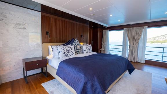 Ocean Breeze Bodrum’da deniz manzaralı şık kabiniyle lüks kiralık yat konforu ve huzurlu konaklama sunar.