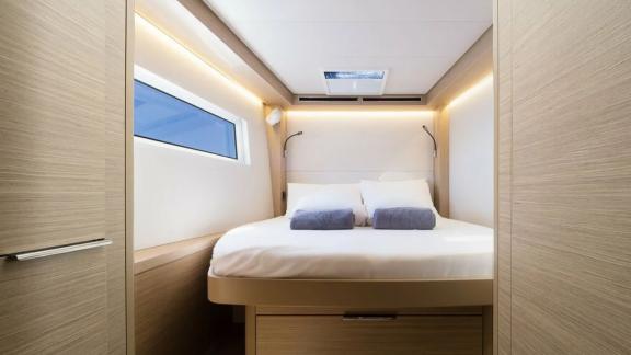 В каюте — большая кровать, потолочный люк, подсветка и боковое окно с видом.