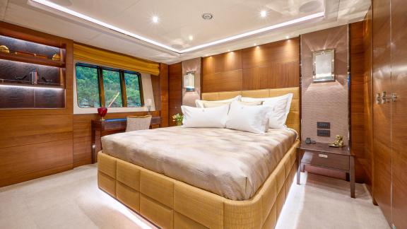 Die Princess 40M bietet ein Doppelzimmer mit Fenster und stilvollen Details.