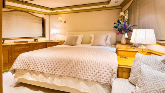 Trogir açıklarında yer alan To je To Benetti Classic 115’in bu kamarası aydınlık ve zarif detaylar sunuyor.