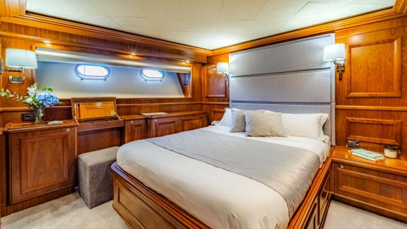 Die großzügige Doppelkabine der Klobuk-Yacht verspricht Erholung auf dem Wasser.