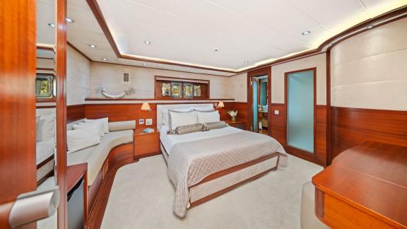 Die elegant gestaltete Hauptkabine zeigt den hohen Komfort an Bord der Gulet Alessandro 1.