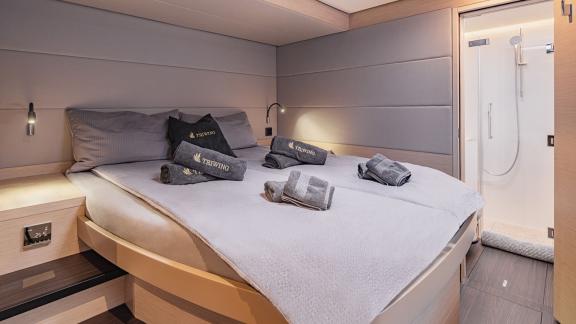 Diese Gästekabine der Lagoon 55 TriWing Carida bietet durch Fenster und sanfte Beleuchtung ein helles, luftiges Schlafam