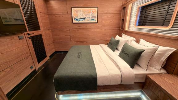 Аренда люкс гулета Oguz Marin в Бодруме предлагает 6 уютных кают на 12 гостей для вашего незабываемого отдыха на море.