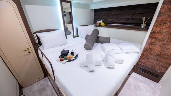 The twin cabin of Wish Alfamarine 91 features two separate beds, towels and bedside space.