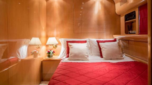 Zu sehen ist die Gästekabine der Motoryacht Atrato in Athen mit Doppelbett und Stauraum.