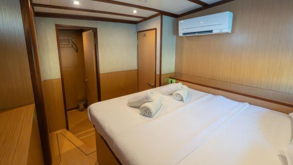 В Бодруме аренда гулета Giulia каюта с кроватью и входом в ванную комнату.