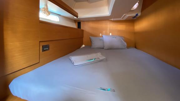 The double cabin of yacht Mocha II offers a spacious bed for a comfortable sleep in Marmaris.