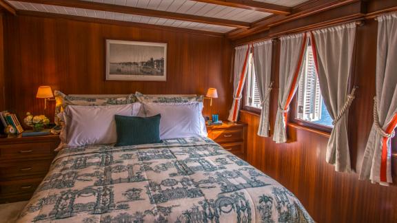 Die Gästekabine auf der Halas 71 bietet ein Doppelbett und Fenster mit Meerblick.
