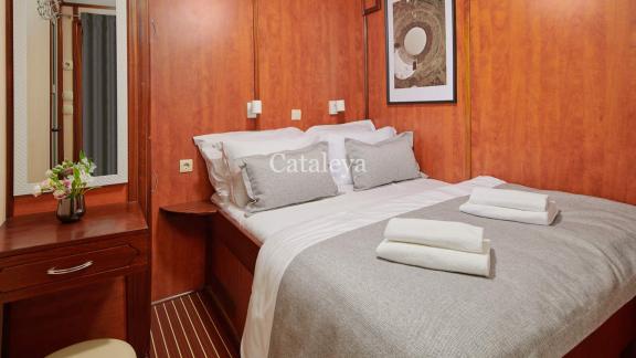 A cosy double cabin with modern decor and comfortable furnishings on the Gulet Cataleya in Croatia.