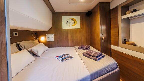 Die Doppelkabine der Ocean Lounge bietet warmes Licht und modernes Design.