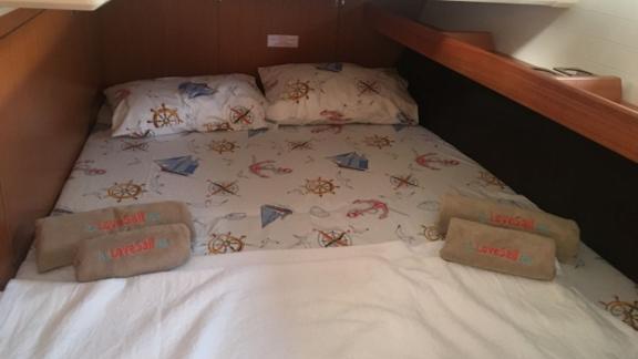 Double cabin on the sailing yacht Santiago with maritime-themed bedding.