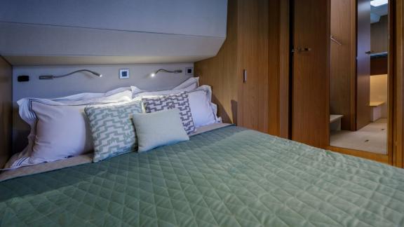 Die Libra Katamaran in Athen bietet ein Doppelbett und direkten Zugang zum privaten Bad.