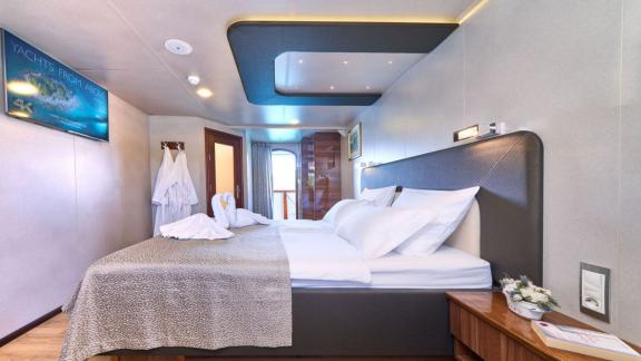 Casablanca motoryat kabini geniş yatak ve modern detaylarla lüks sunar.