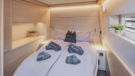 Die Lagoon 55 TriWing Carida bietet mit einem eigenen Bad höchsten Komfort.