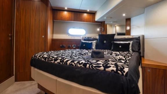 Das stilvolle Schlafzimmer der Yacht Goldeneye ist mit elegantem Dekor und einem großen Bett ausgestattet.