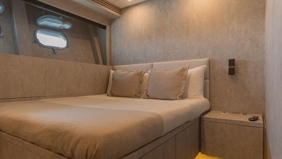 The double cabin of motor yacht La Romana offers comfort with a simple and modern design.