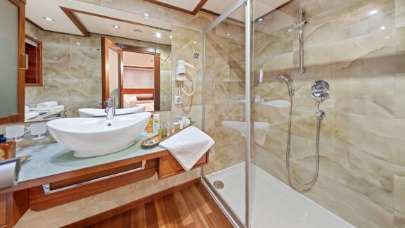 Modernes und geräumiges Bad mit Duschkabine.