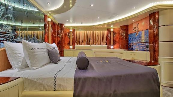 Дизайнерская мебель включает в себя высококачественные картины, царственные шторы и великолепное освещение для украшения