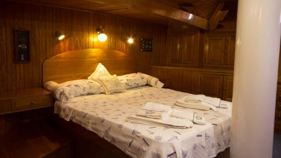 Komfortable Kabine mit stilvoller Holzverkleidung und Doppelbett auf der Gulet Erşen 1 in Bodrum.