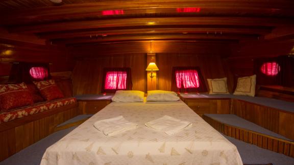 Gemütliche Kabine mit Doppelbett und weichen Sitzgelegenheiten auf der Gulet Erşen 1 in Bodrum.