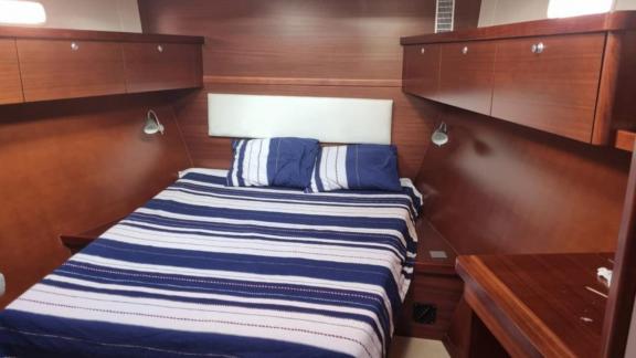 Das Schlafzimmer der Yacht Princess Ela bietet modernes Design und ein bequemes Bett für erholsamen Schlaf.