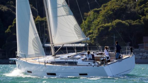 Die Segelyacht Joy 5 segelt mit Passagieren auf dem Meer.