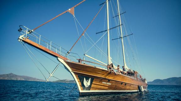 Die elegante Gulet Entre Cielos segelt auf dem blauen Meer vor der Küste von Athen unter klarem Himmel.