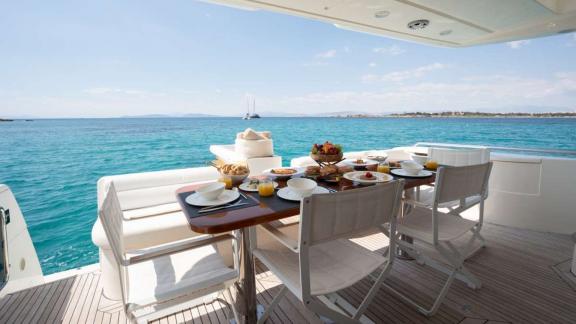 My Escape bietet einen Außen Essbereich für private Motoryacht Charter und unvergessliche Blaue Reisen in Mykonos.