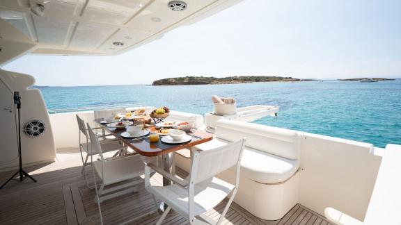 My Escape bietet einen Essbereich auf dem Achterdeck für luxuriöse Motoryacht Charter und exklusive Yachturlaube in Myko
