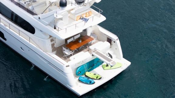 My Escape bietet eine großzügige Badeplattform für luxuriöse Motoryacht Charter und Wassersport in Mykonos.