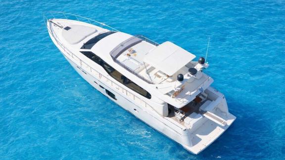 My Escape bietet VIP Motoryacht Charter und einwöchige Yachturlaube mit beeindruckender Luftansicht in Mykonos.