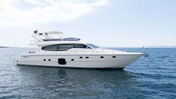 My Escape überzeugt mit elegantem Design für private Motoryacht Charter und exklusive Urlaube in Mykonos.