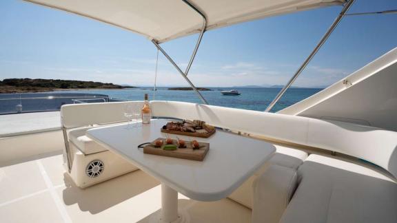 My Escape bietet einen Flybridge Loungebereich für private Motoryacht Charter und unvergessliche Sonnenuntergangsfahrten
