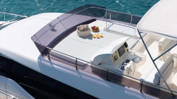My Escape bietet einen Flybridge Sonnenbereich für VIP Motoryacht Charter und exklusive Auszeiten auf dem Meer.