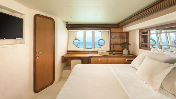 My Escape bietet eine helle Masterkabine mit Meerblick für private Motoryacht Charter und luxuriöse Yachtaufenthalte in
