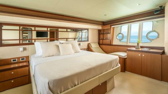 My Escape bietet eine geräumige Masterkabine für Premium Motoryacht Charter und komfortable Yachtaufenthalte in Mykonos.