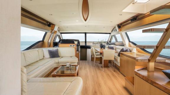 My Escape bietet einen modernen Innen salon für VIP Motoryacht Charter und komfortable Blaue Reisen in Mykonos.