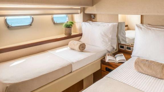 My Escape bietet eine Twin Gästekabine für familienfreundliche Motoryacht Charter und komfortable Inselurlaube in Mykono