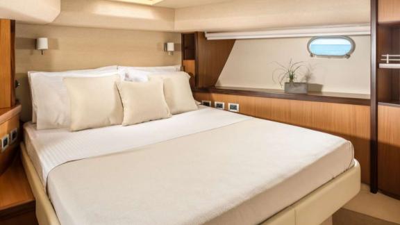 My Escape bietet eine VIP Gästekabine für luxuriöse Motoryacht Charter und komfortable Yachturlaube in Mykonos.