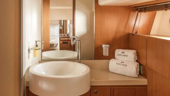 My Escape bietet ein modernes privates Badezimmer für luxuriöse Motoryacht Charter und komfortable Yachtaufenthalte in M