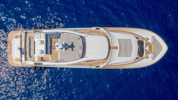 Яхта Ferretti Navetta 28 Milena отчетливо видна с высоты в бухте Гёдже.