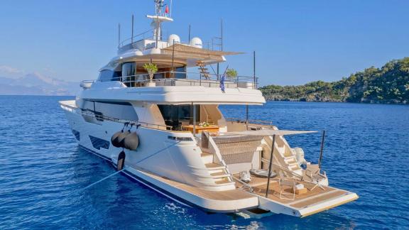 Ferretti Navetta 28 Milena пришвартована в спокойных водах у берегов Гёдже.