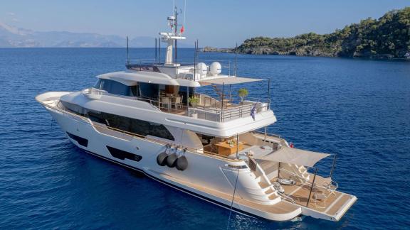Моторная яхта Ferretti Navetta 28 Milena стоит на якоре в спокойной бухте Гёдже.