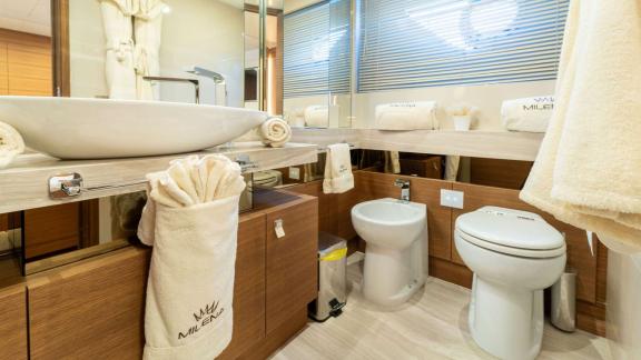 На Ferretti Navetta 28 ванная оформлена со вкусом и оснащена всем необходимым.