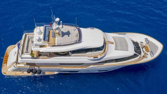 Ferretti Navetta 28 Milena стоит на якоре у Гёдже и снята с воздуха.