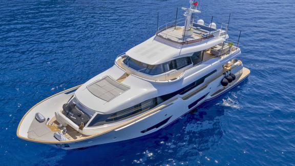 Ferretti Navetta 28 Milena стоит на якоре в прибрежных водах Гёдже.