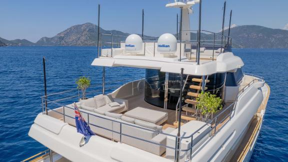 Верхняя палуба Ferretti Navetta 28 Milena видна в бухте Гёдже.